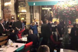 Меркель та Макрон випили пива та закусили картоплею у Брюсселі