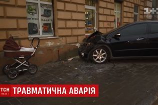 В центре Львова в ДТП Honda отбросило на молодую маму с младенцем в коляске