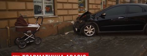 В центре Львова в ДТП Honda отбросило на молодую маму с младенцем в коляске
