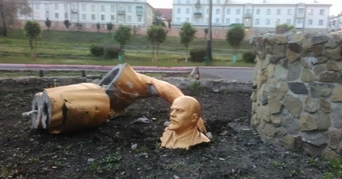 Росіянин розтрощив пам'ятник Леніну, намагаючись зробити ефектне селфі