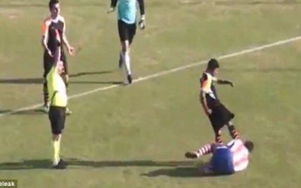 В Туреччині футболіст ледь не вбив лежачого суперника ударом ногою по голові