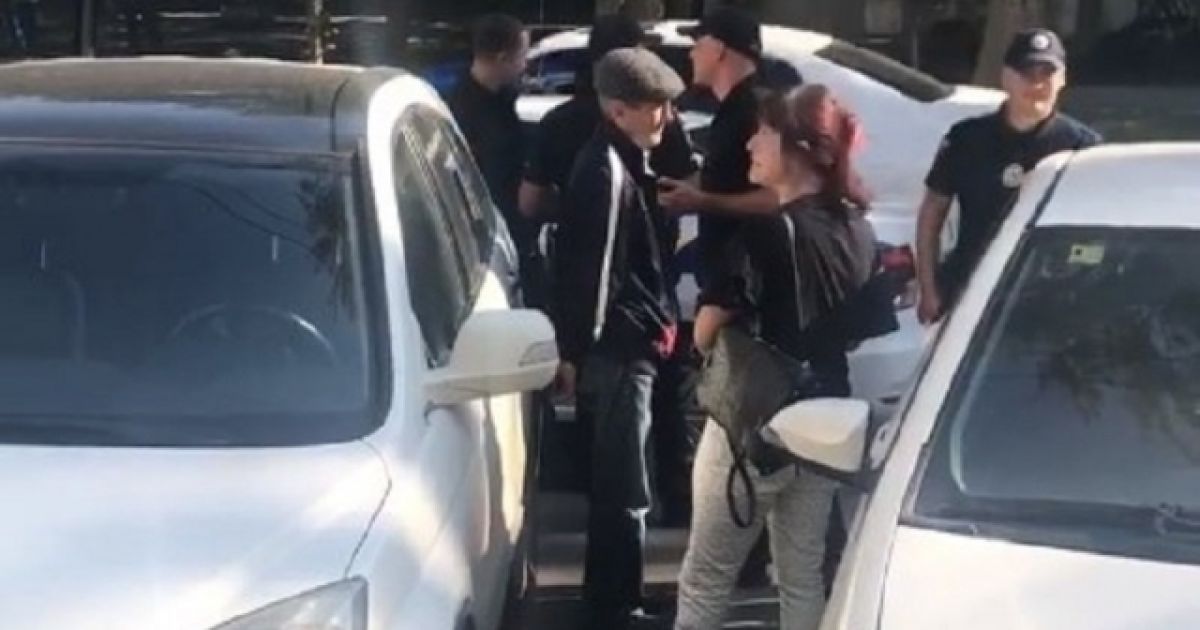 В Одесі жінка заблокувала викрадача її авто до приїзду поліції