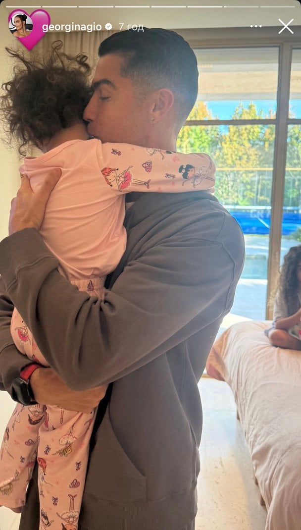 Кріштіану Роналду з молодшою донькою / © Instagram Джорджини Родрігес