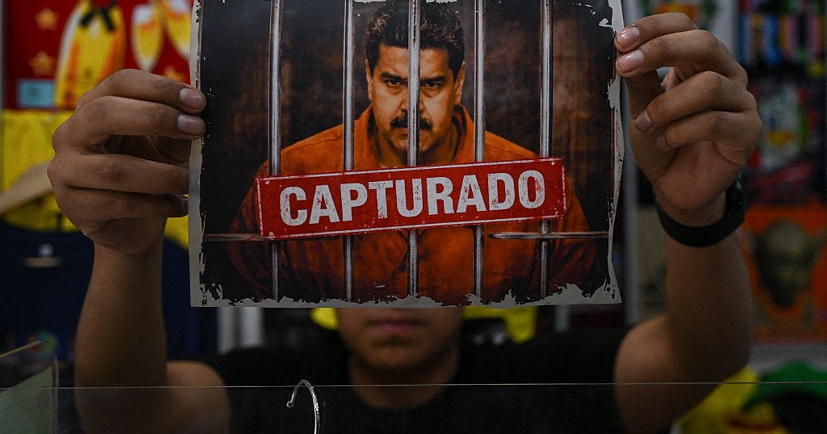 Плакат із зображенням Ніколаса Мадуро та з написом «захоплений»