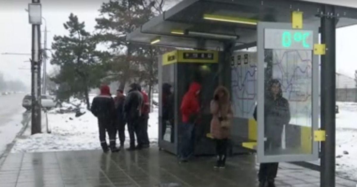 В Днепре появились остановки с обогревом, Wi-Fi и кнопкой вызова полиции