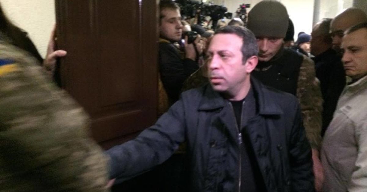 Суд уже 15 часов пытается избрать меру Геннадию Корбану.