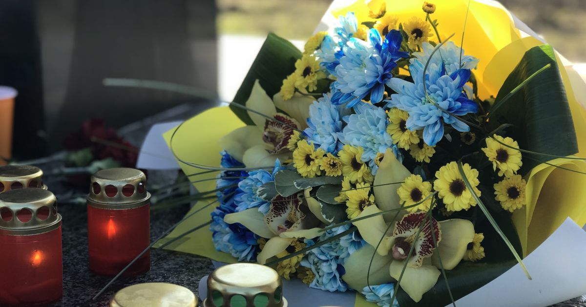 Квіти біля пам'ятного хреста на місці загибелі Скрябіна. 2 лютого 2020 року