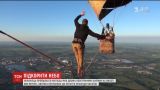 Українець встановив рекорд, пройшовши по мотузці між двома повітряними кулями
