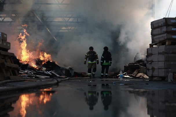 6 жовтня 2026. Окупанти вдарили по складському приміщенню в Запоріжжі — один чоловік загинув, жінка дістала поранень. / © Associated Press