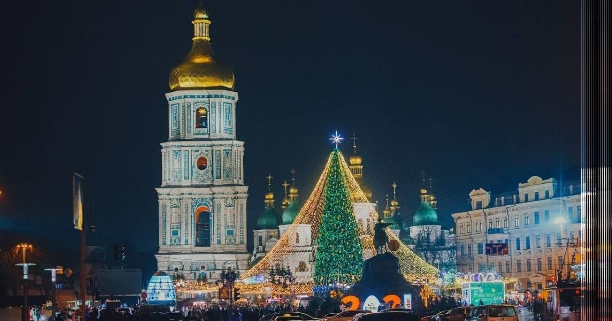 На Софійській площі у центрі Києва почали демонтаж новорічної ялинки
