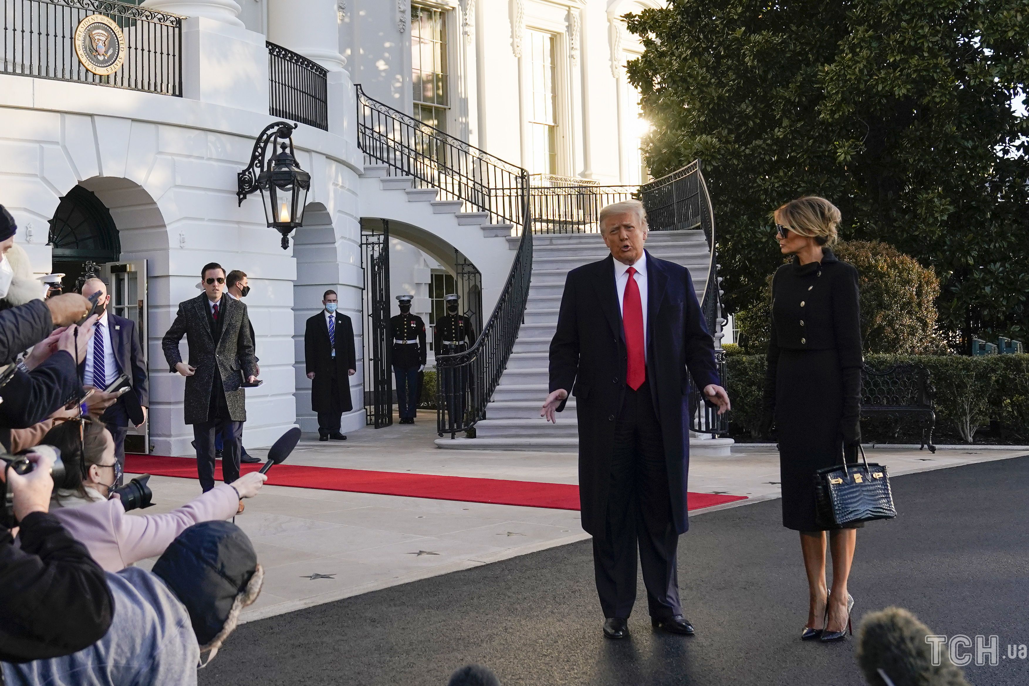 В элегантном наряде и на лубутенах: похудевшая Мелания Трамп покинула с  мужем Белый дом — Общество