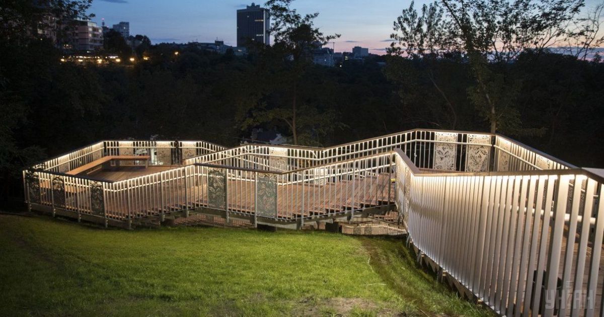 Неякісні матеріали і забудовник з кримінальною історією: кияни збурилися через нові сходи на Пейзажку