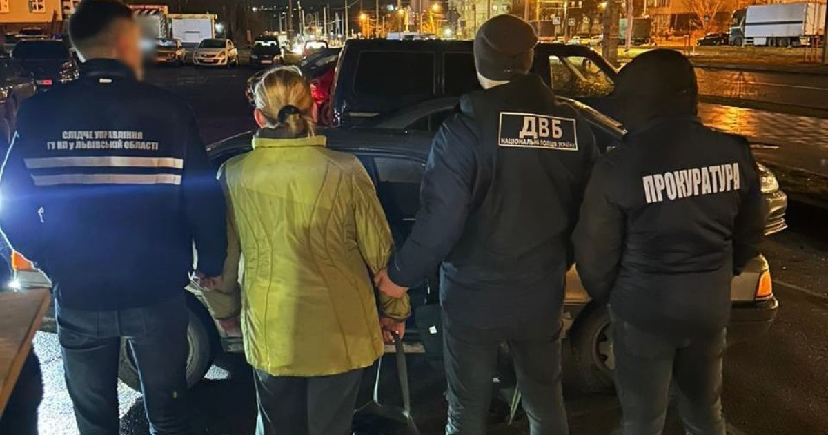 Львів'янку, яка за 3 тис. доларів допомагала чоловікам виїхати за кордон, спіймали "на гарячому": фото