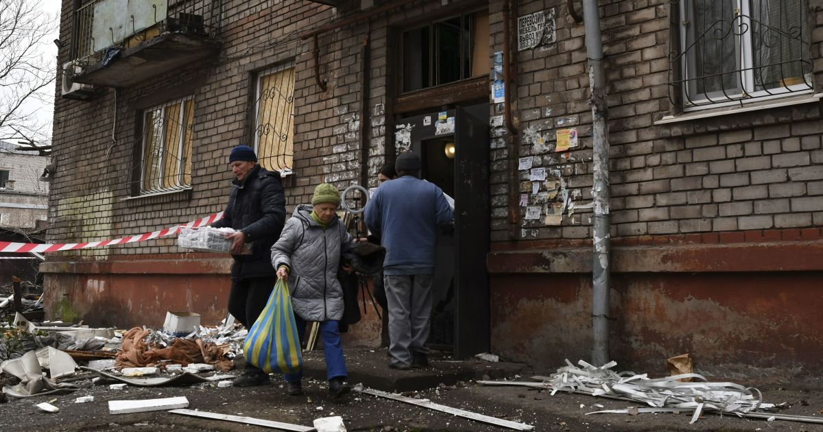 В Сумской области россияне обстреляли дом многодетной семьи: погибла молодая женщина, много раненых