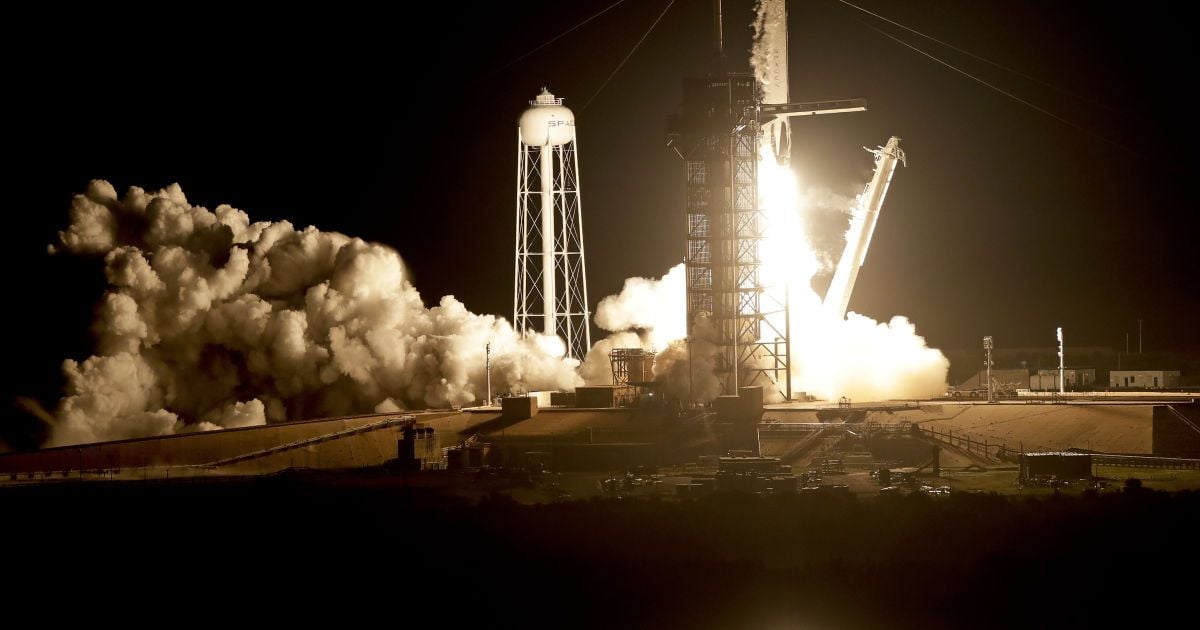 SpaceX впервые отправила в космос пилотируемый корабль с манекеном на борту