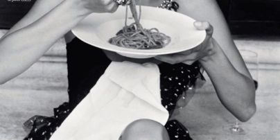 С тарелкой пасты и бокалом вина: Белла Хадид снялась для итальянского глянца