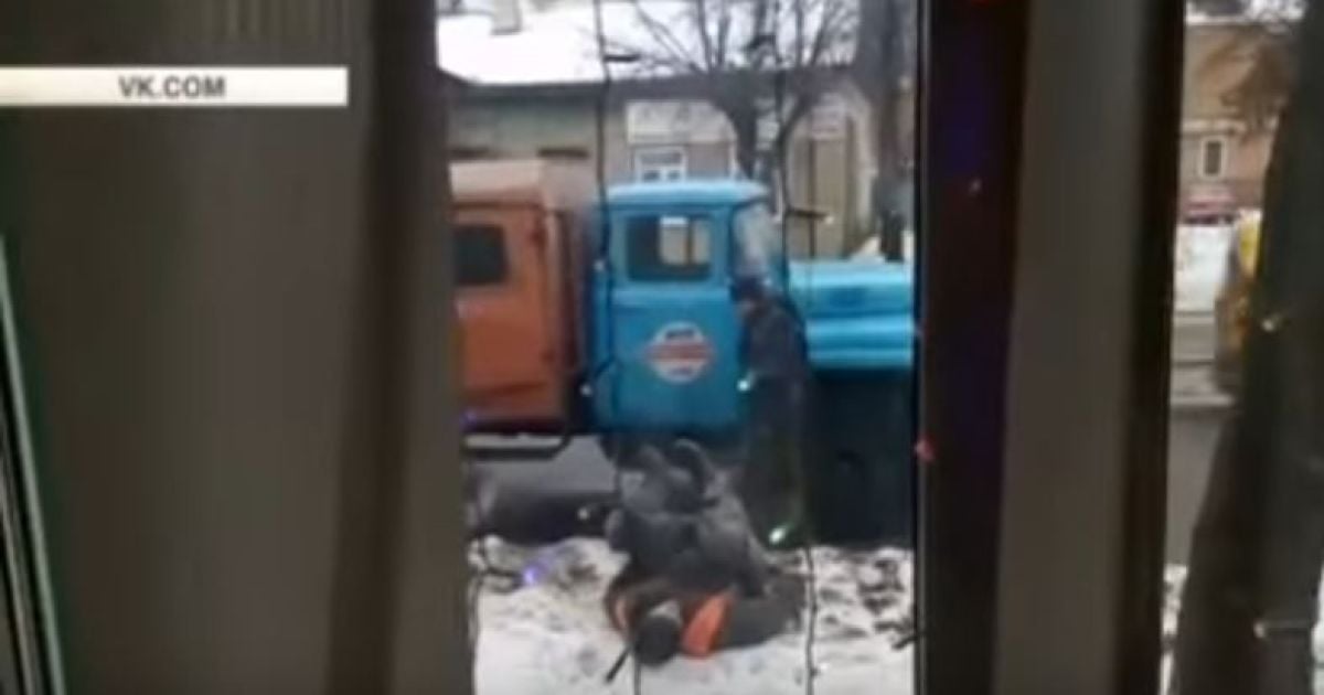 П'яні російські комунальники провалили відчайдушні спроби встати на ноги після падіння