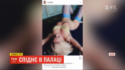 Напівоголена модель на столі: Мережу збурила реклама спіднього у львівському Палаці Потоцьких