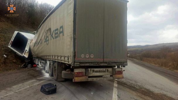 Аварія сталась 20 лютого об 11:58 на трасі "Київ-Чоп". Там мікроавтобус Mercedes-Benz Sprinter зіткнувся з вантажівкою Renault.