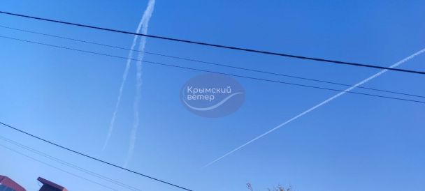 Сліди в небі після польотів винищувачів у Криму / Фото: Телеграм-канал "Крымский ветер"