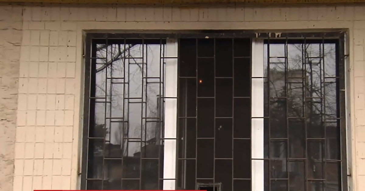 У Києві невідомі зарізали чоловіка в його квартирі та підпалили оселю