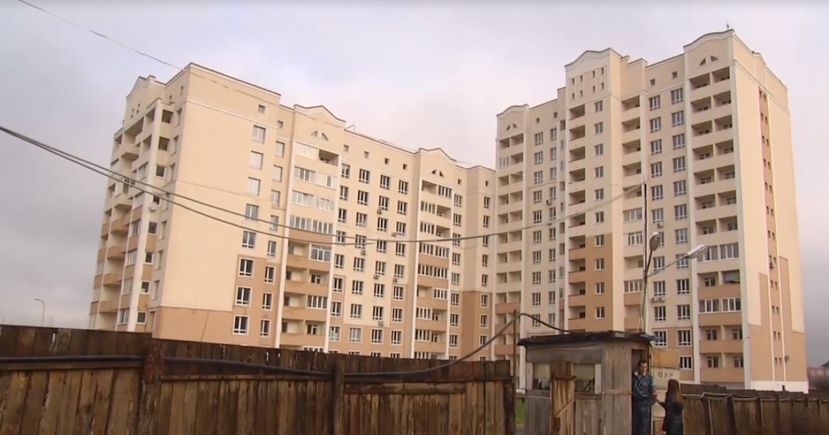 Виштовхнули з вікна чи змусили викинутись. На Київщині розслідують загадкову загибель дівчини