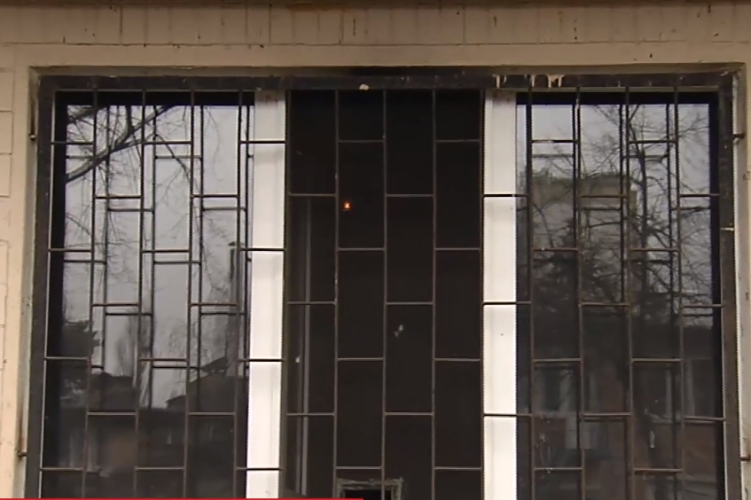 У Києві невідомі зарізали чоловіка в його квартирі та підпалили оселю