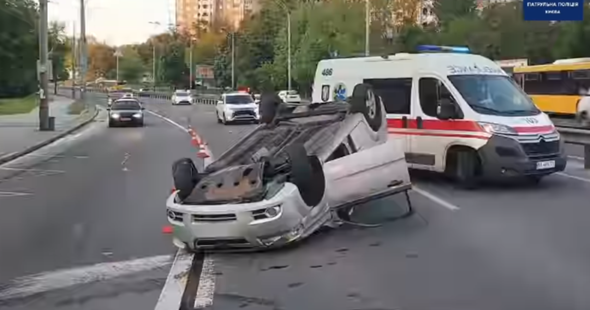 Автомобиль после столкновения перевернулся на крышу: в Киеве пьяный водитель устроил ДТП