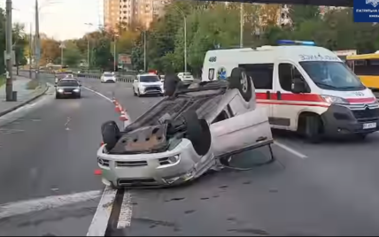 Автомобиль после столкновения перевернулся на крышу: в Киеве пьяный водитель устроил ДТП