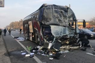 В результате столкновения пассажирского автобуса и грузовика на Житомирской трассе погиб человек