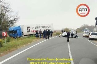 В страшном ДТП на загородной трассе "сошлись" фура и патрульный Prius, полицейский погиб
