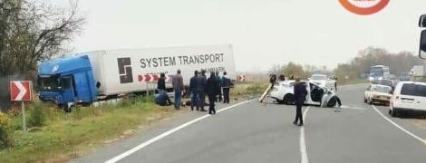 У страшній ДТП на заміській трасі "зійшлися" фура і патрульний Prius, поліцейський загинув