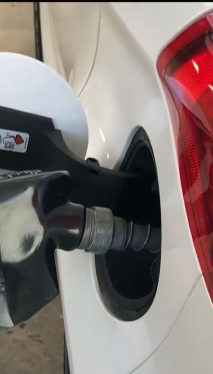 Як російські "Газпром" та "Роснефть" хитають ціни на заправках в Україні