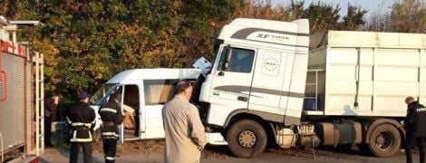 На Черкащині у моторошне ДТП з вантажівкою потрапила група школярів – загинула дитина