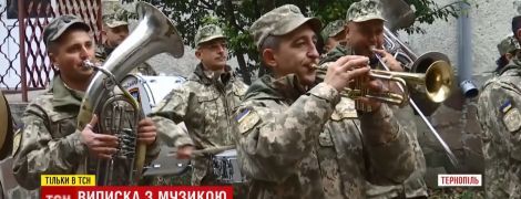 Сюрприз біля пологового: у Тернополі породіллю зустріли з військовим оркестром