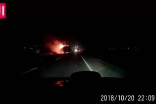 "Тормозные колодки воняли еще утром". На Львовщине сгорел дотла автобус, который вез 50 туристов из Карпат