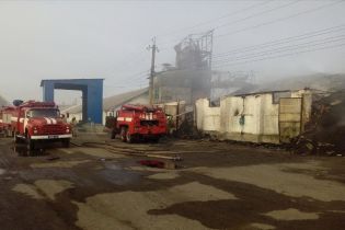На Харьковщине огонь охватил зерносклады: сгорели тонны подсолнечника и пшеницы