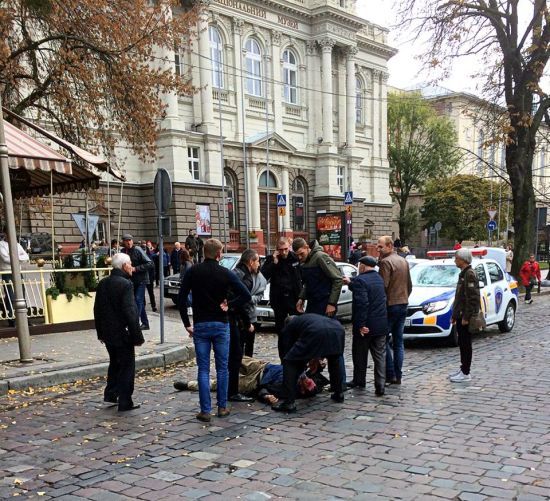У Львові автомобіль служби охорони збив пішохода