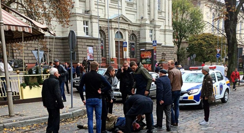 У Львові автомобіль служби охорони збив пішохода