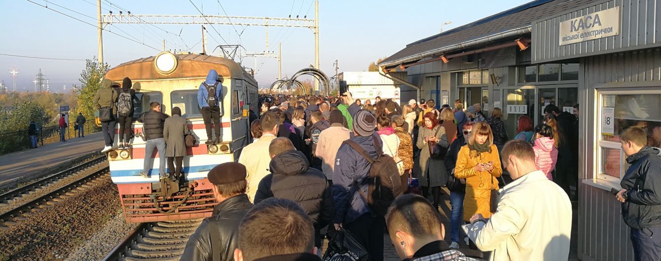 У Києві незадоволені люди заблокували рух міської електрички на знак протесту