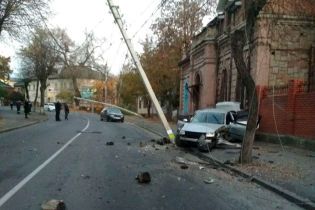 В Виннице пьяный водитель влетел аж в два столба и заблокировал улицу