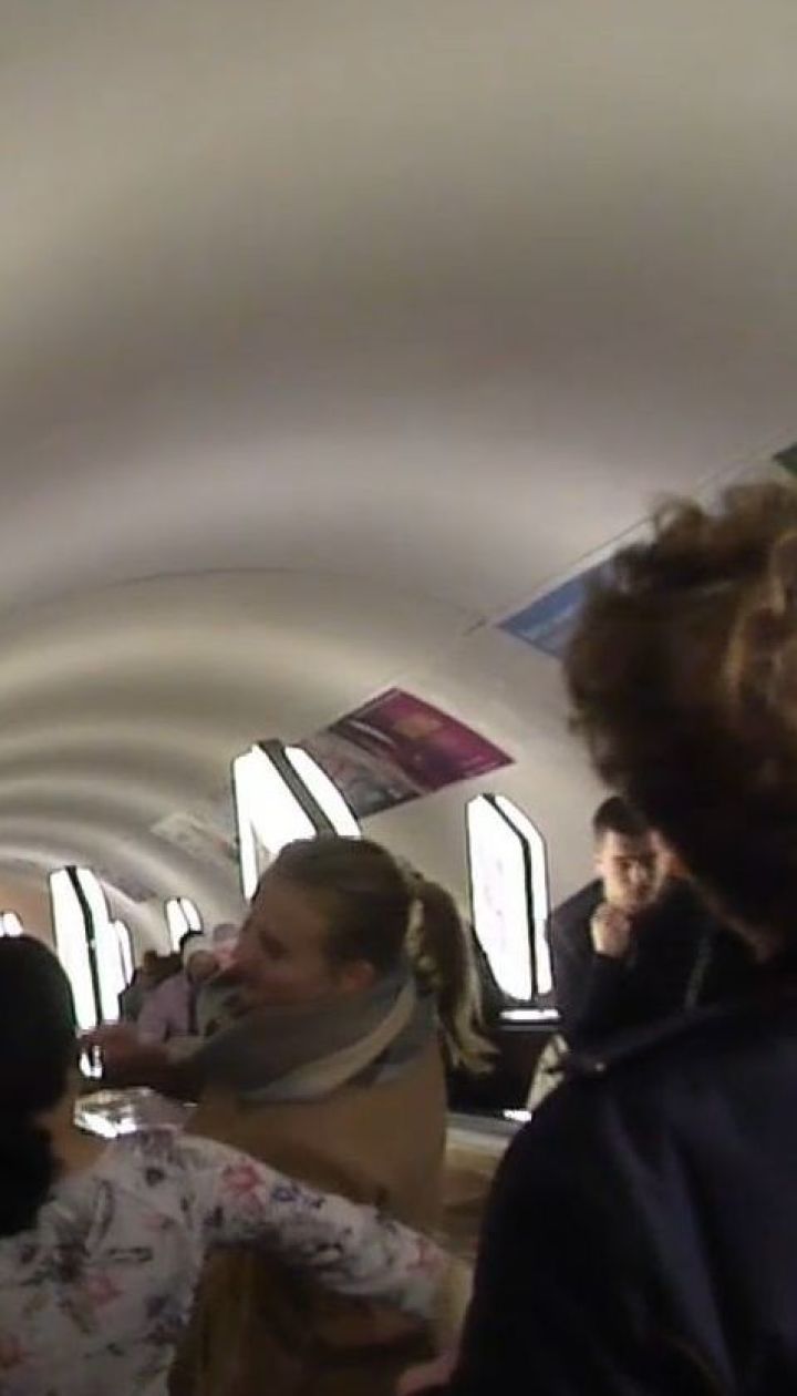 В столичному метро розпилили невідому речовину: постраждали близько десяти людей
