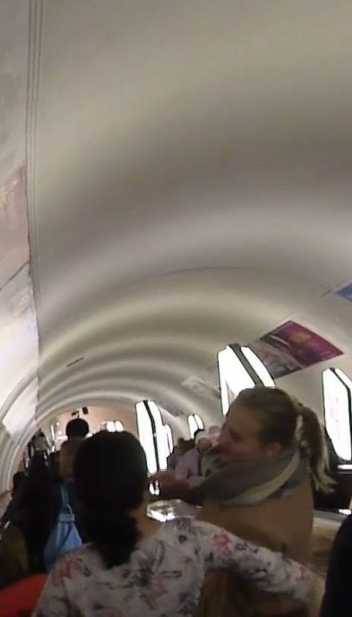 В столичном метро распылили неизвестное вещество: пострадали около десяти человек