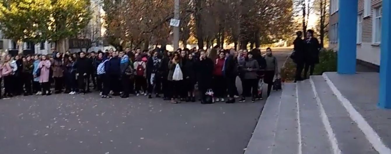 В Павлограде в школе разлили бром: детей и учителей срочно эвакуировали