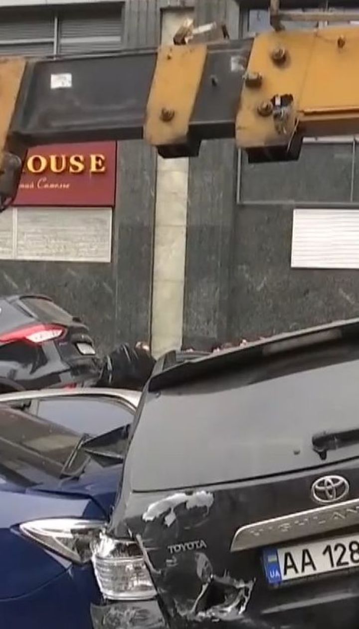 Масштабная авария в Киеве: автокран протаранил 17 автомобилей