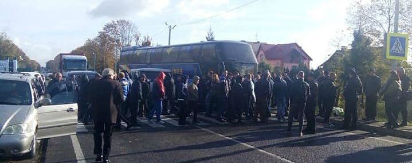 В Львовской области люди заблокировали международное шоссе