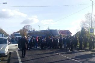 На Львівщині люди заблокували міжнародне шосе