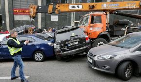Заблокована дорога та мінімум постраждалих: як у Києві автокран зім’яв десятки авто