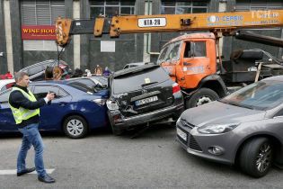 Заблокированная дорога и минимум пострадавших: как в Киеве автокран смял десятки авто