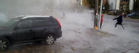 У Києві вулицю біля станції метро "Голосіївська" залило окропом